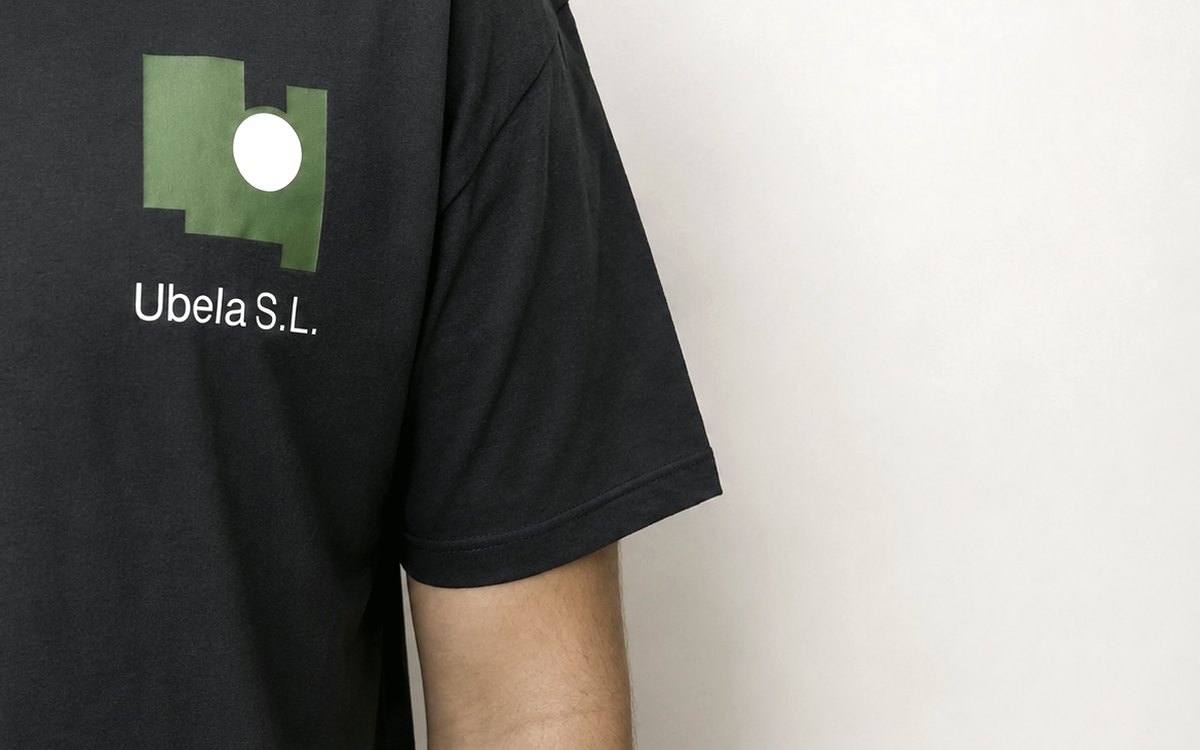Camiseta de trabajo de UBELA S.L. con el logotipo de la empresa