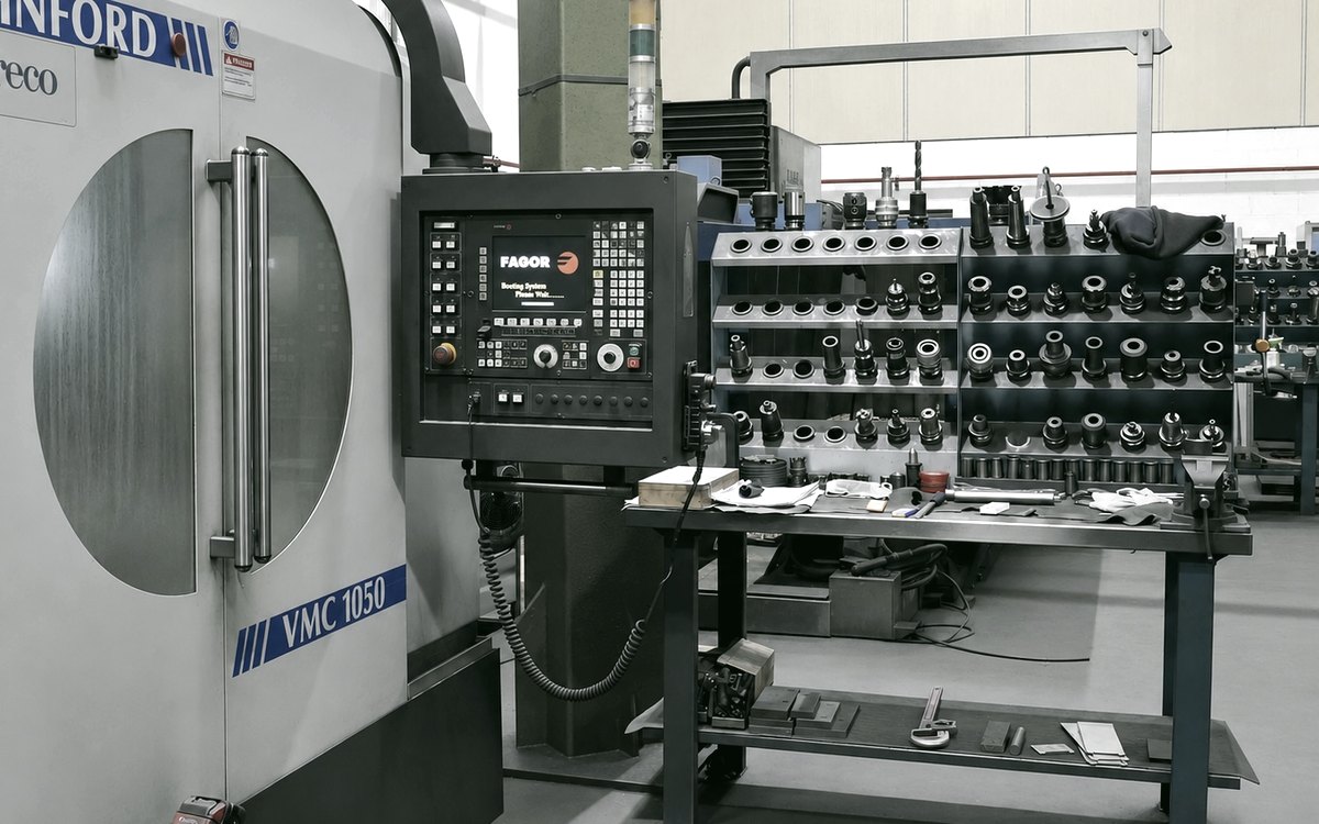 Centro de mecanizado vertical Bridgeport VMC 1050 en el taller de UBELA